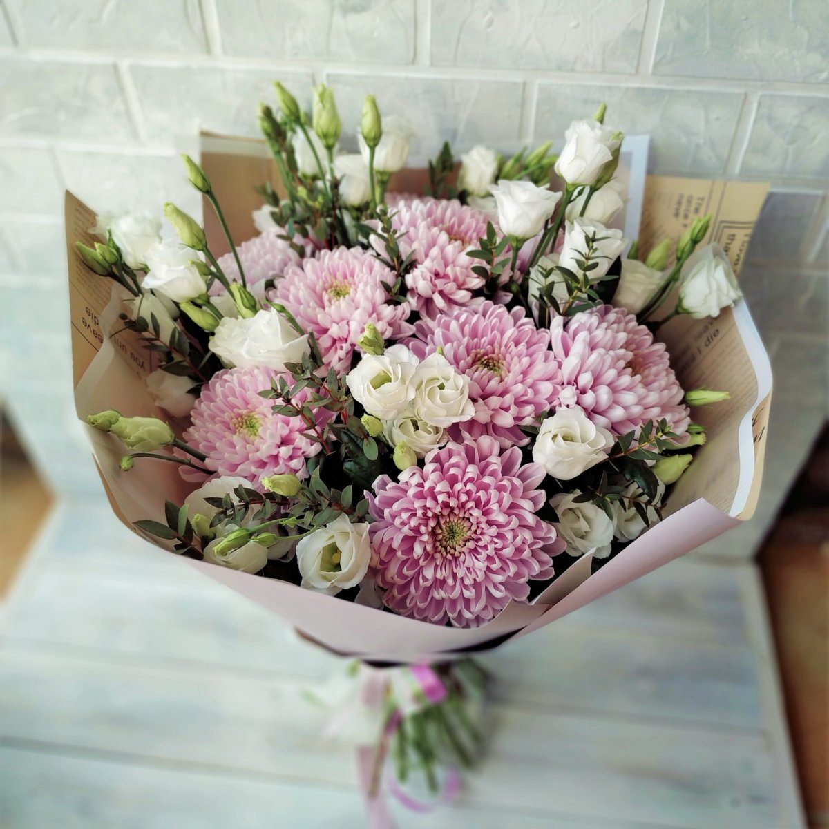 Букет цветов из эустомы и хризантем