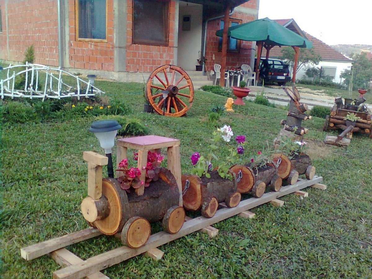 Клумба паровозик из бревен