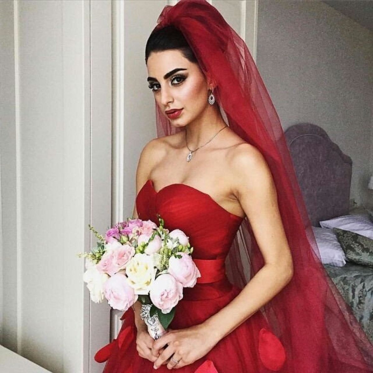 Невеста в красном свадебном платье