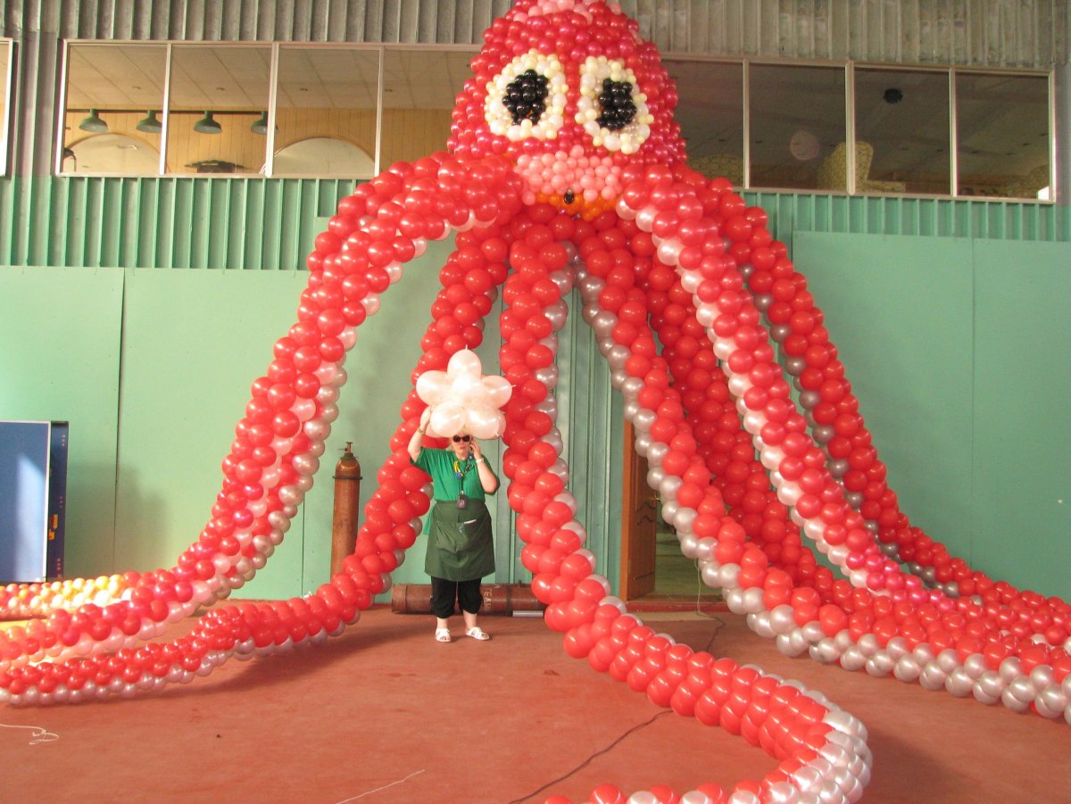 Сказочный герой из воздушных