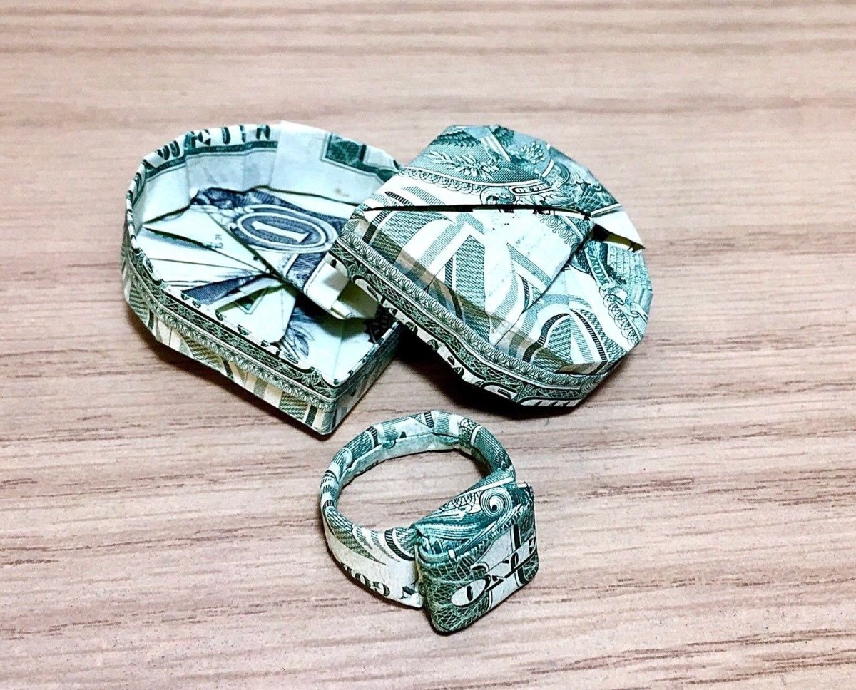 Кольцо из денег