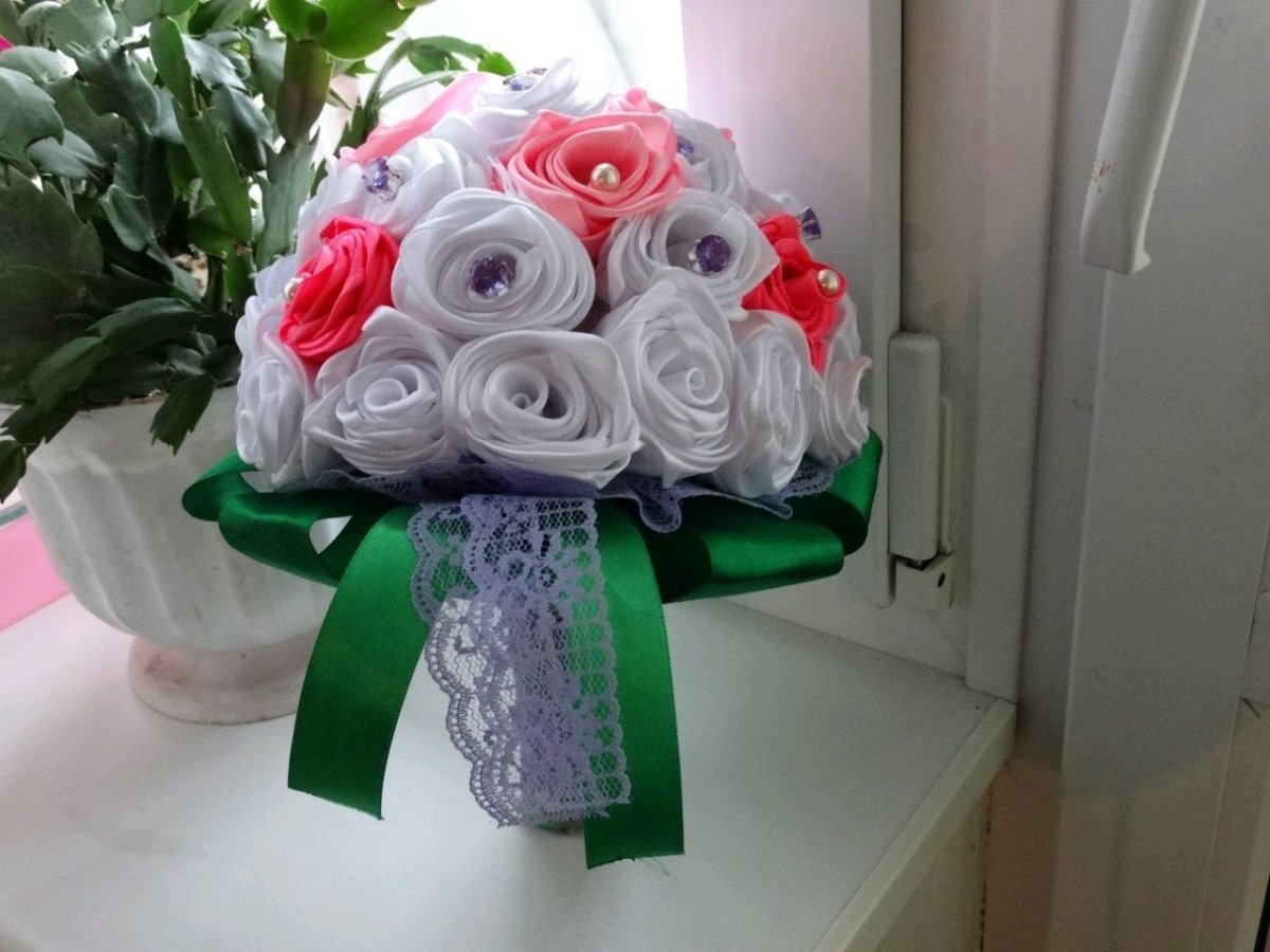 Букеты из атласных лент