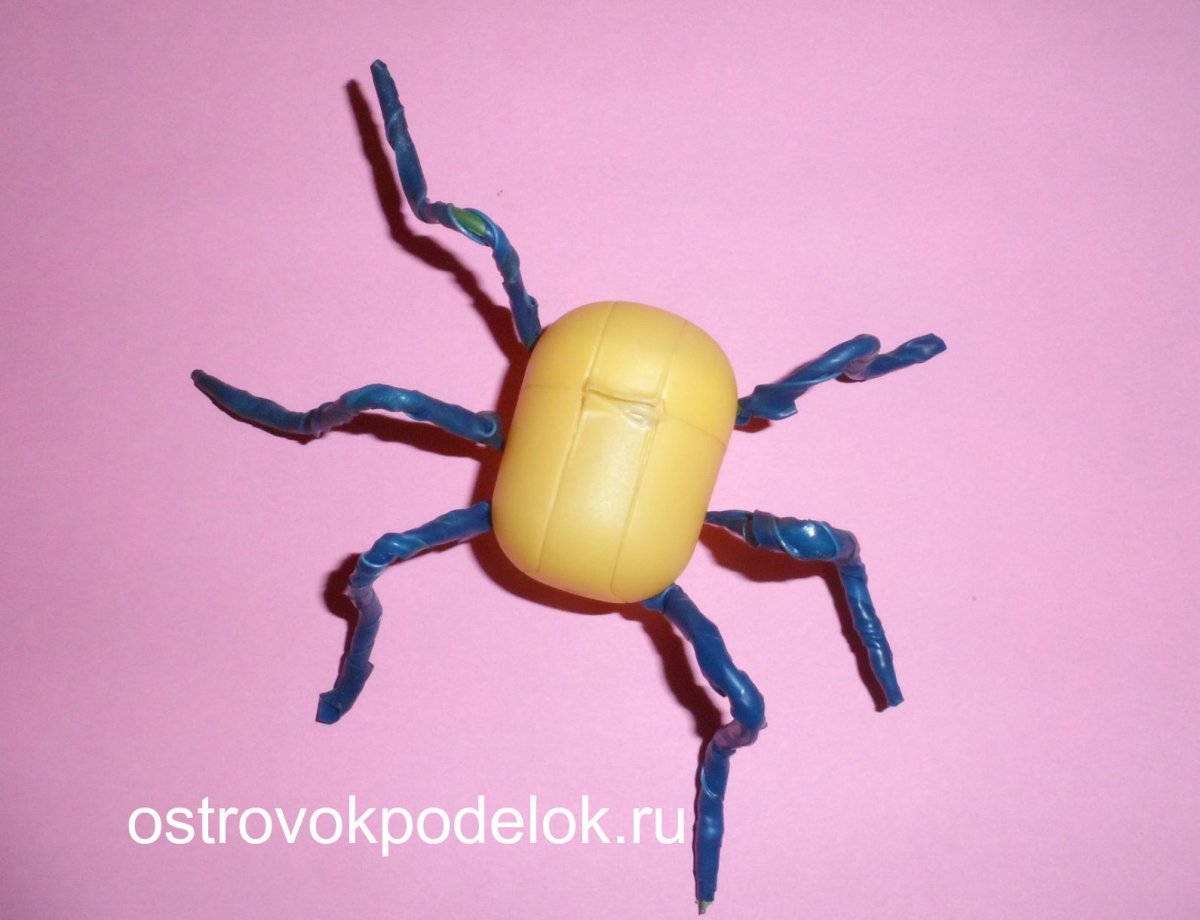 Муравей поделка из киндеров