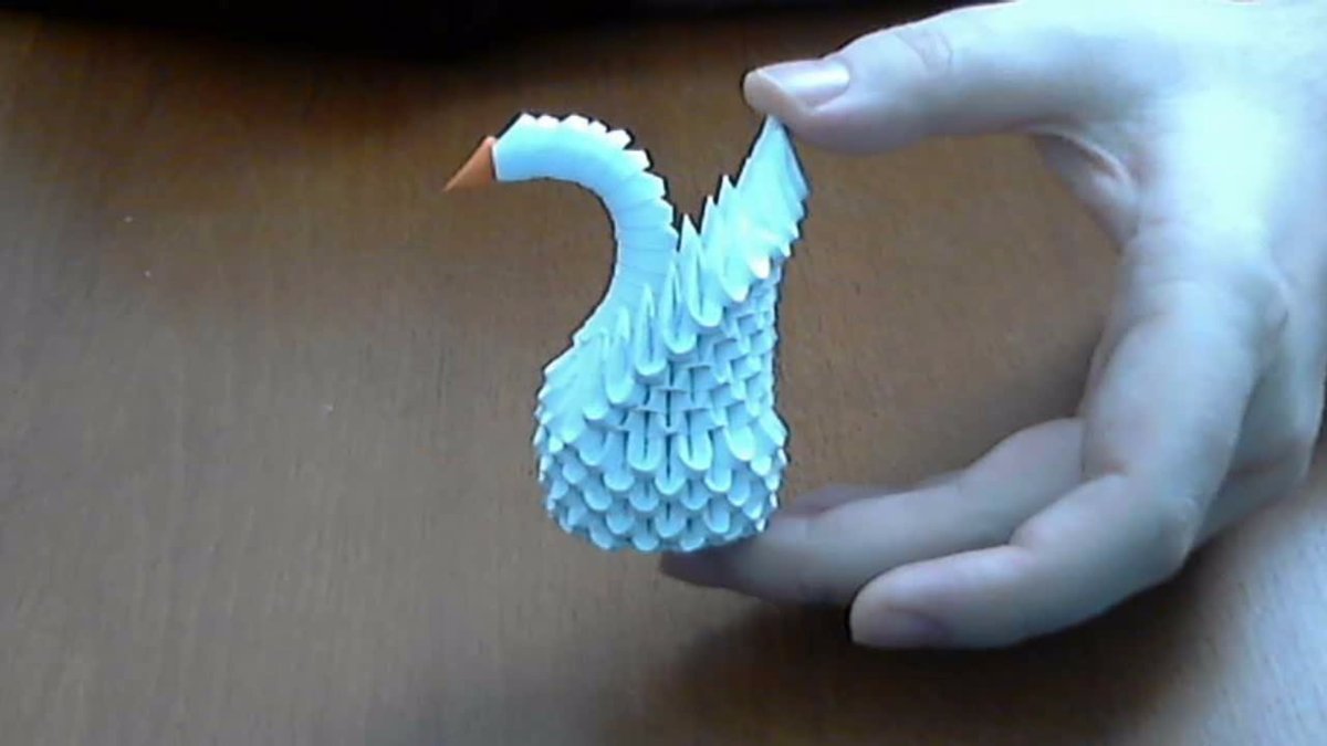 Маленький лебедь из модулей