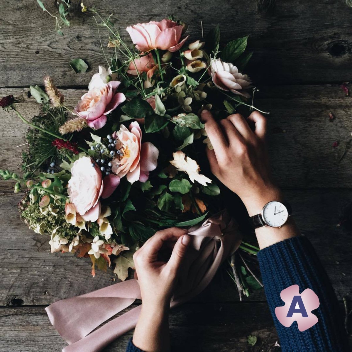 Женская рука с букетом цветов