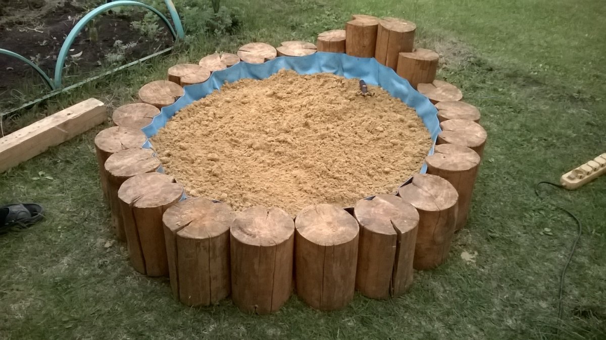 Песочница из кругляка