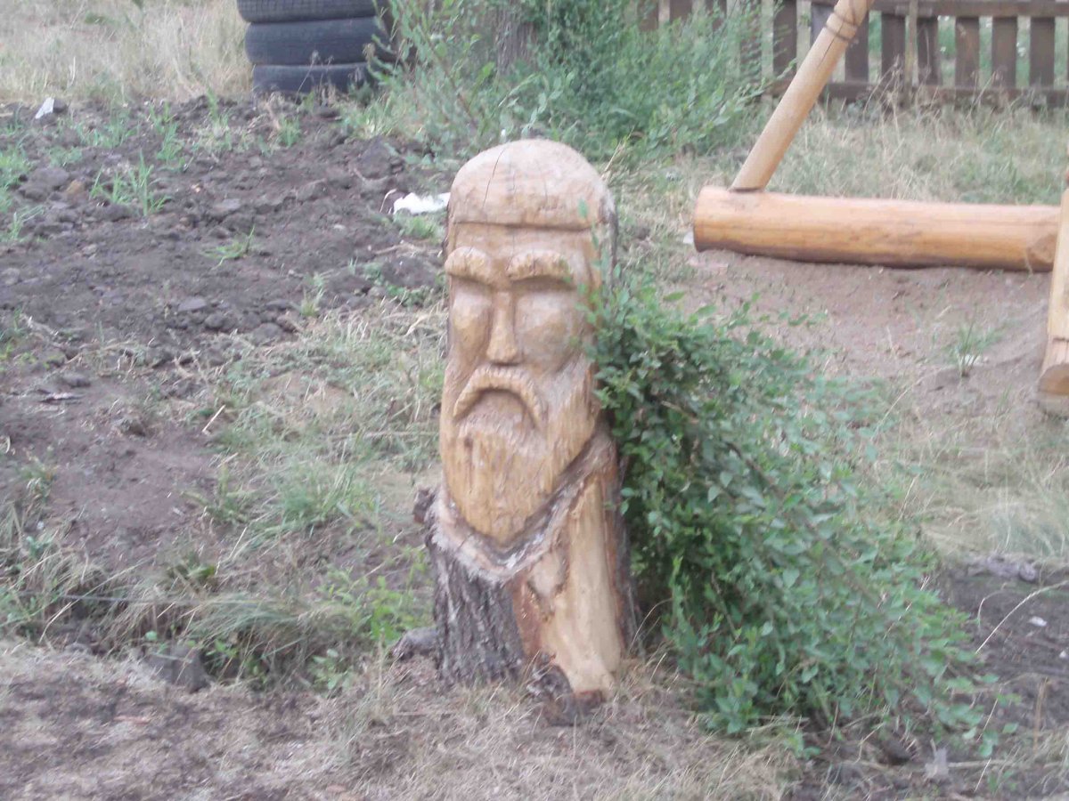 Садовые фигуры из бревна