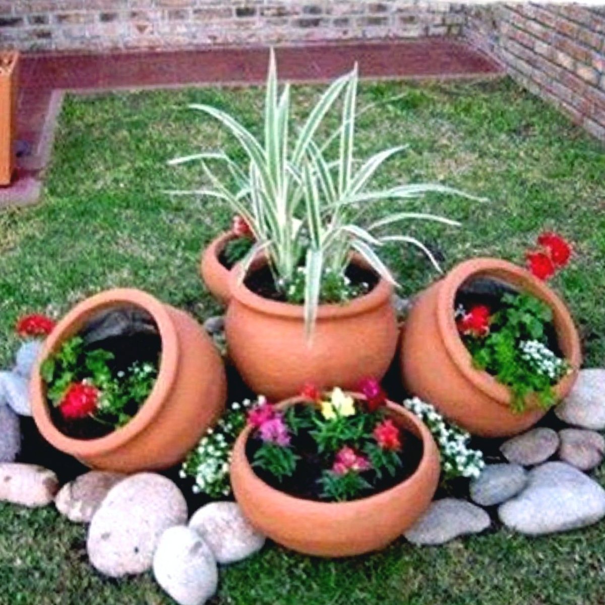 Клумба из покрышки и камней