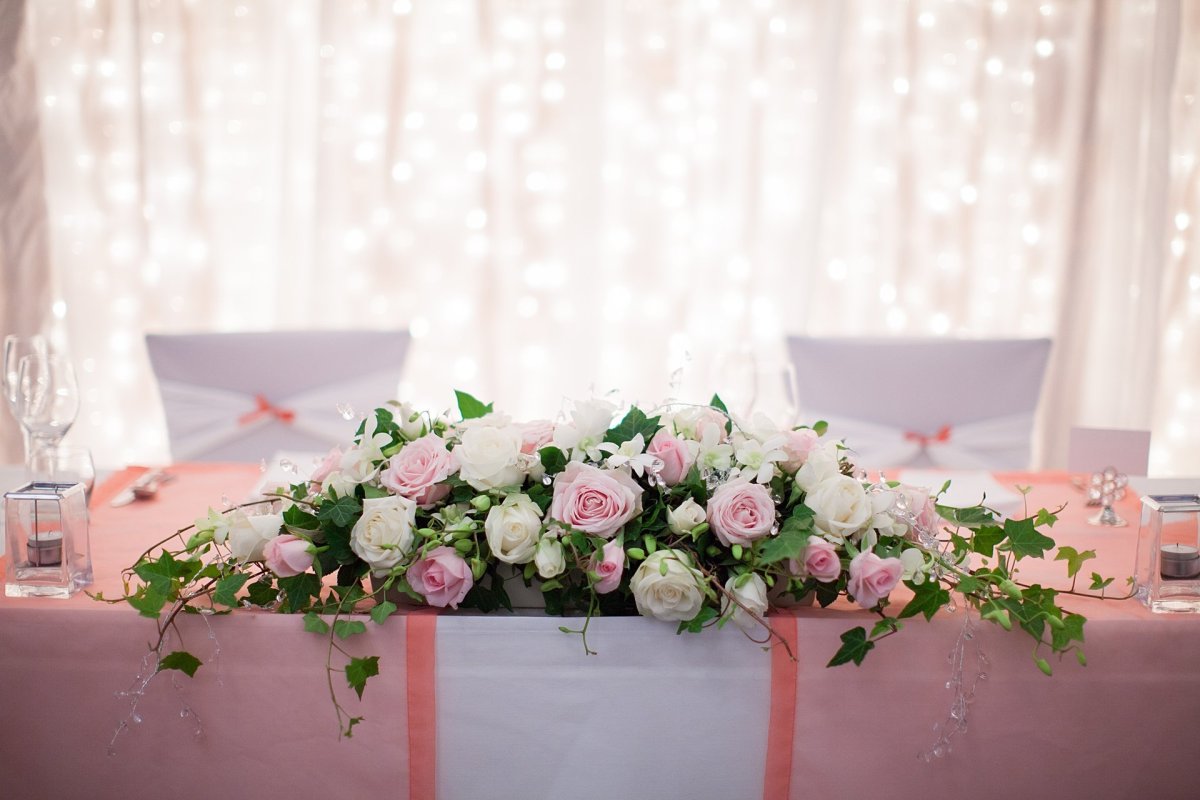 Живые цветы на свадебный стол молодоженов