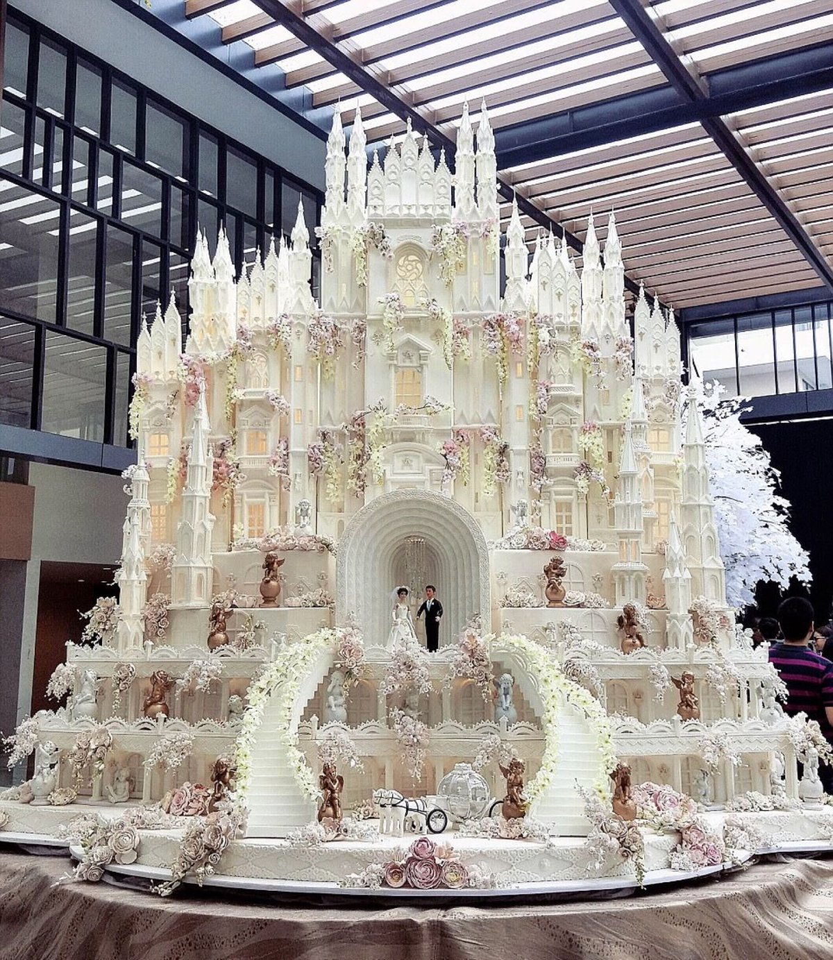 Большой свадебный пирог