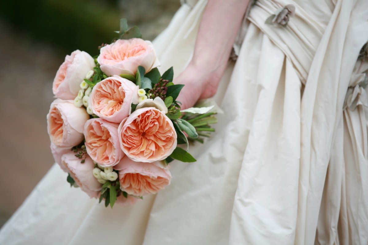 Пионовидные розы свадебный букет