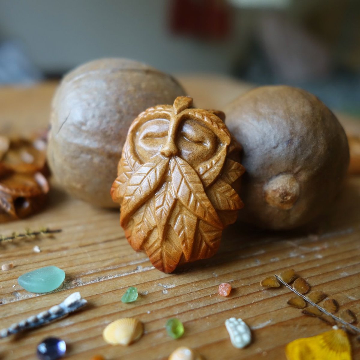 Украшения из ореха