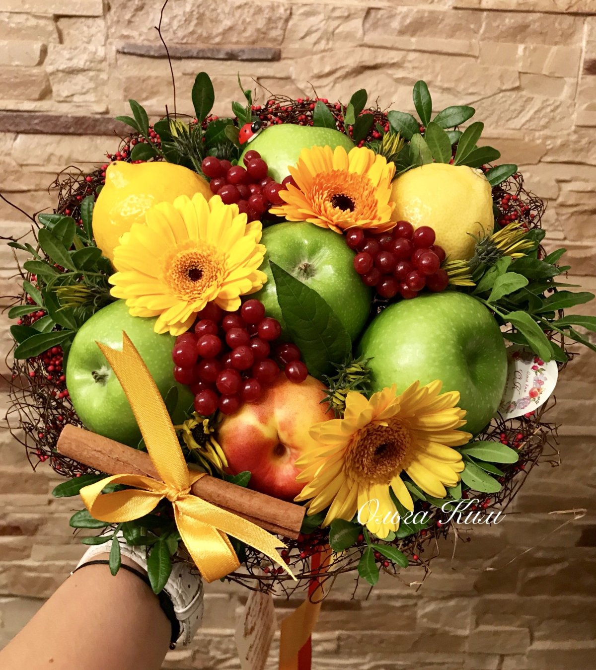 Букет с подсолнухами и фруктами