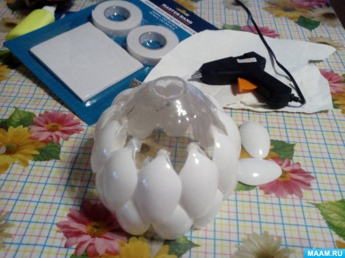 Елочная игрушка из пластиковых ложек