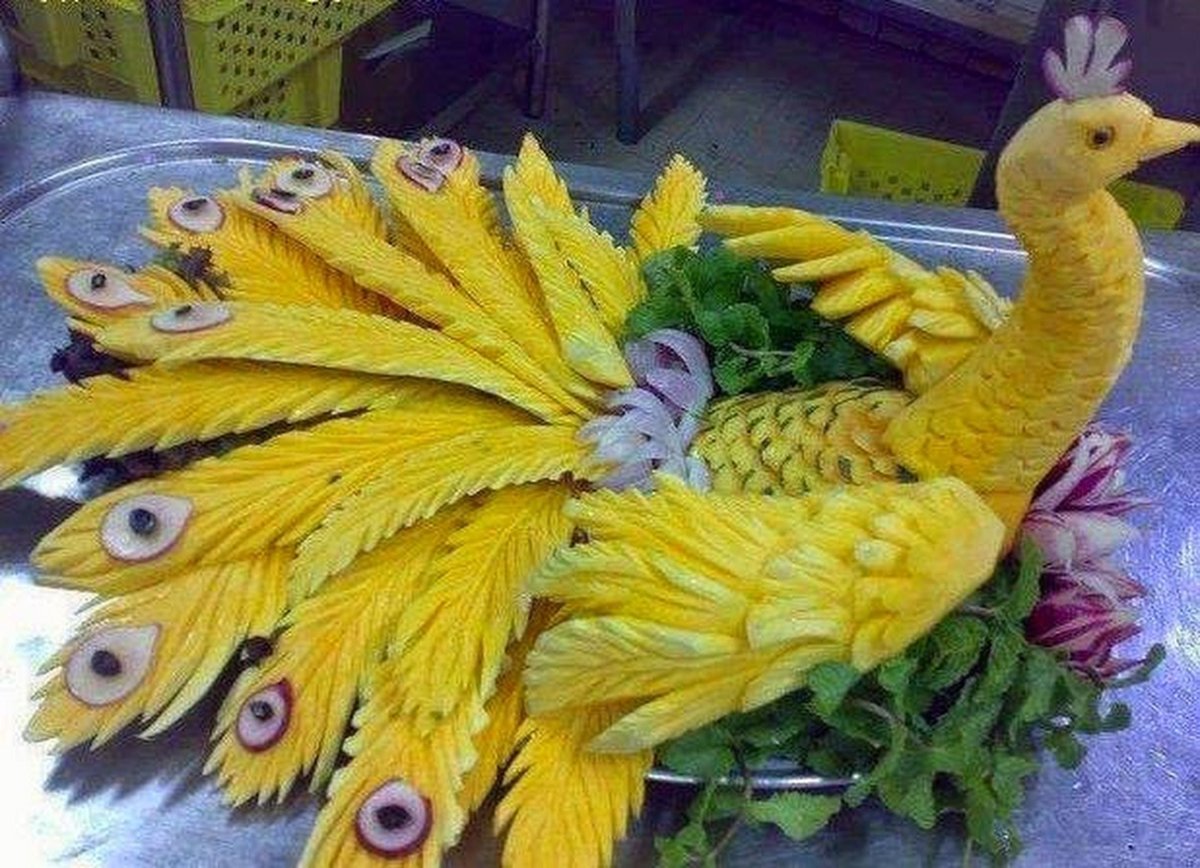 Карвинг Павлин из фруктов