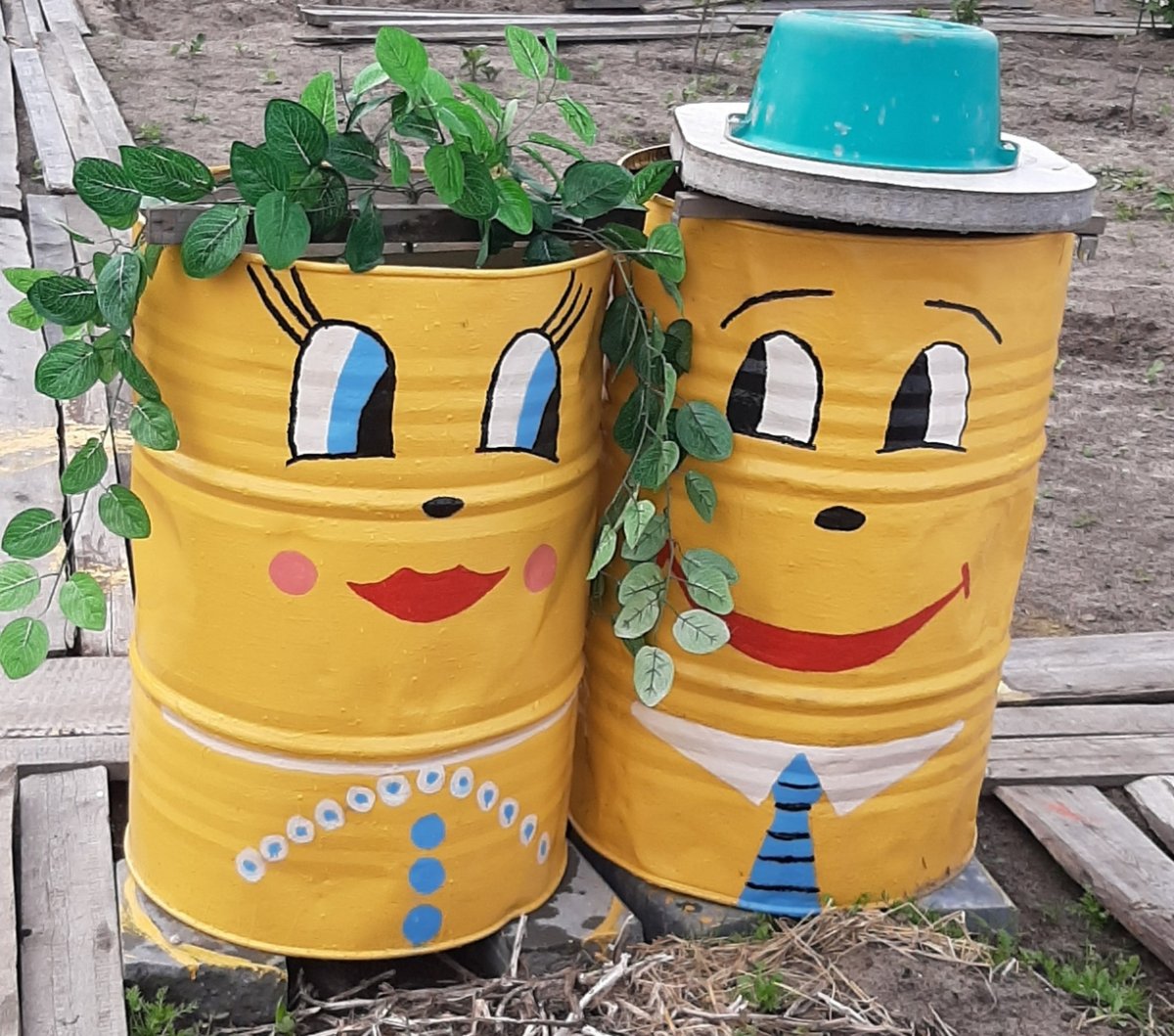 Разрисованные бочки для сада