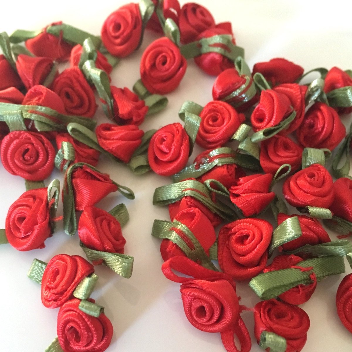 Красные розы из атласных лент