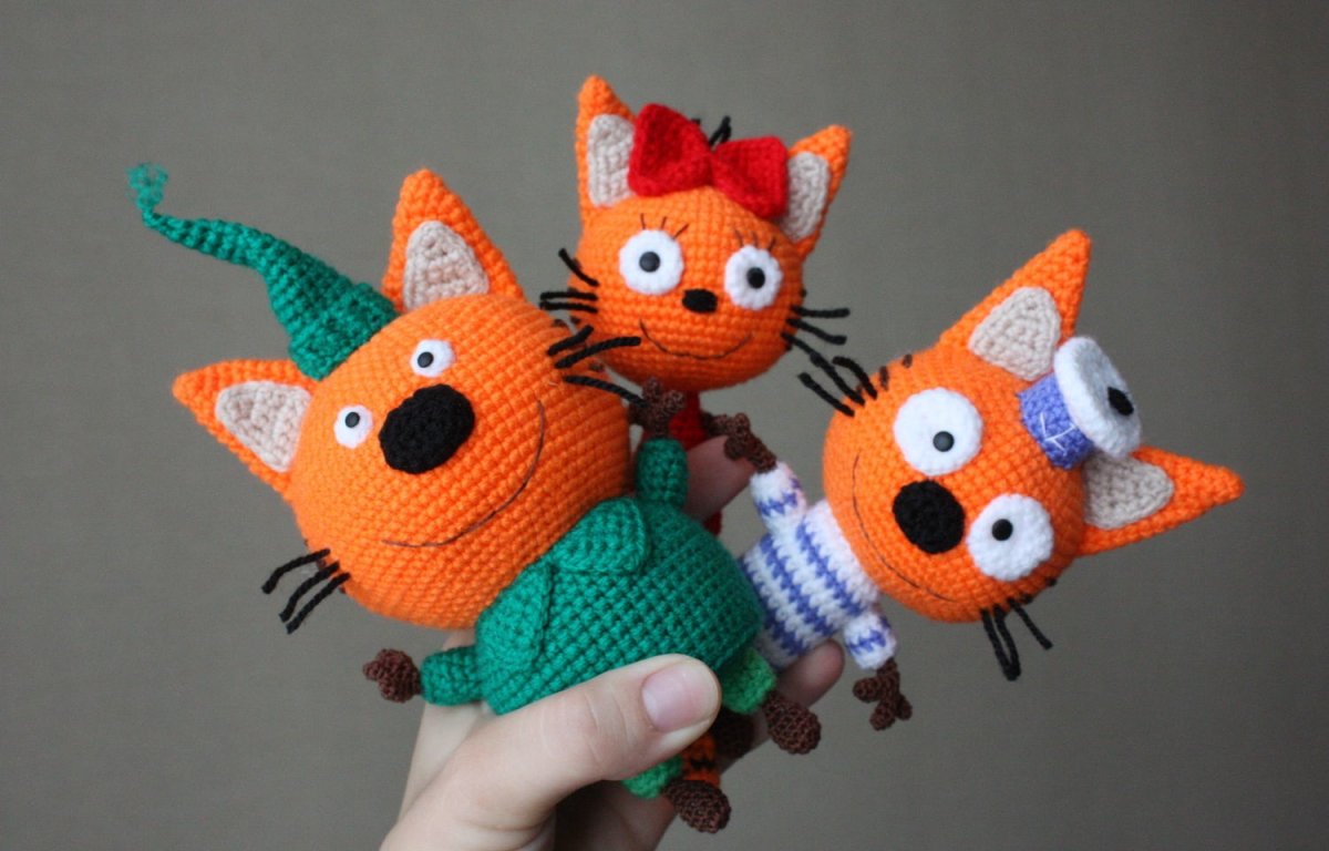 Вязаная игрушка три кота Карамелька