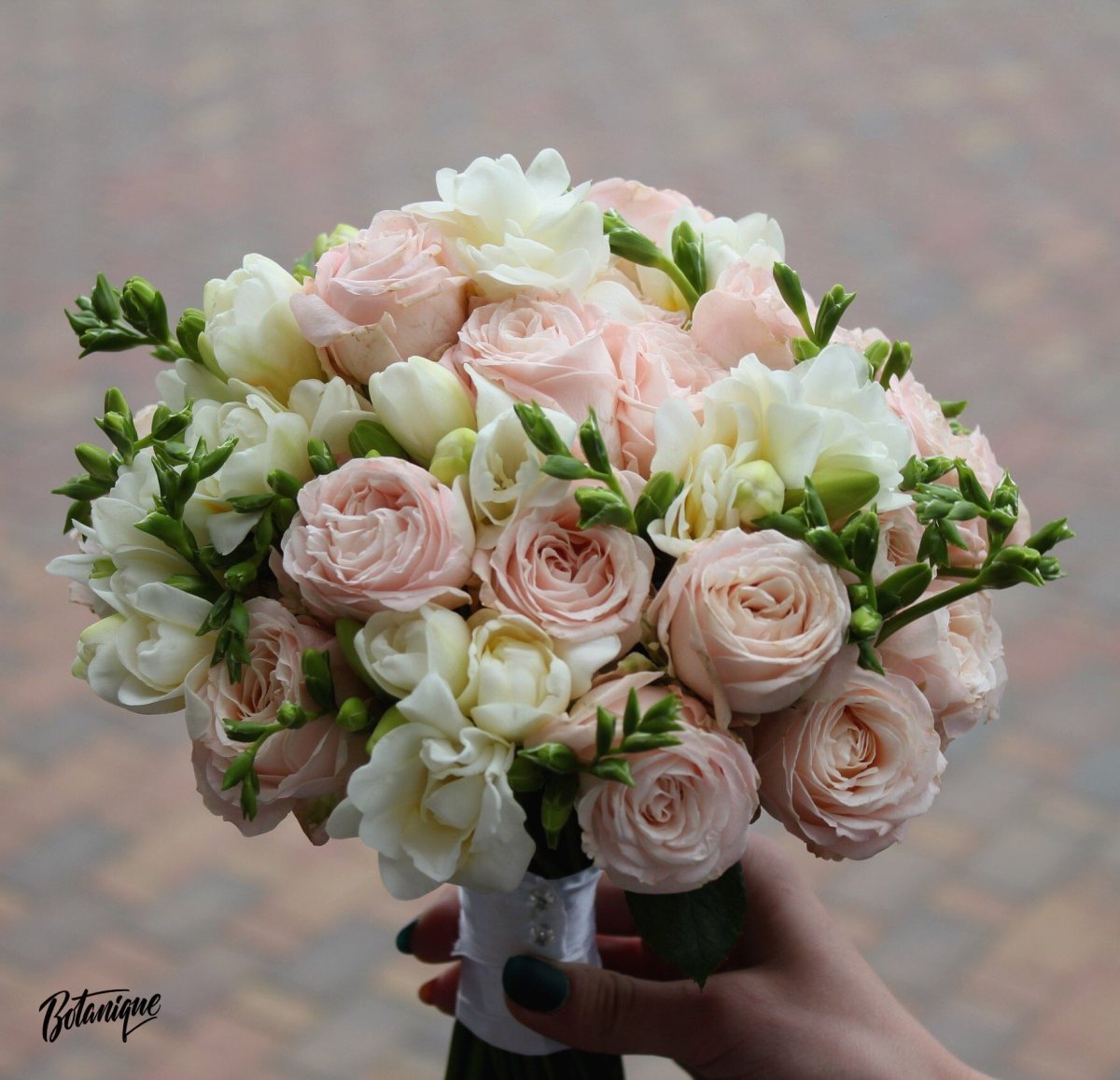 Свадебный букет из пионовидной кустовой розы