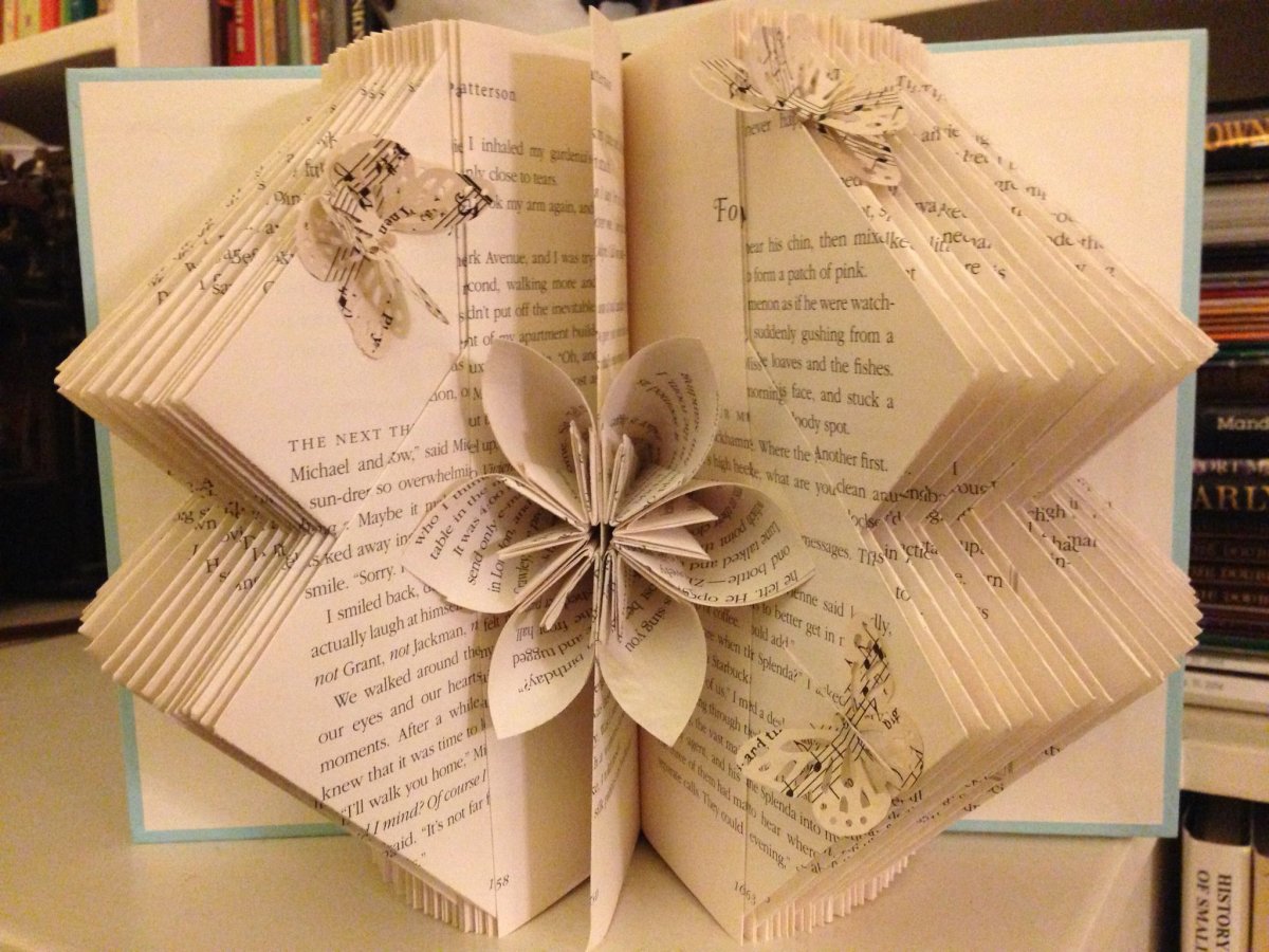 Из книжных страниц
