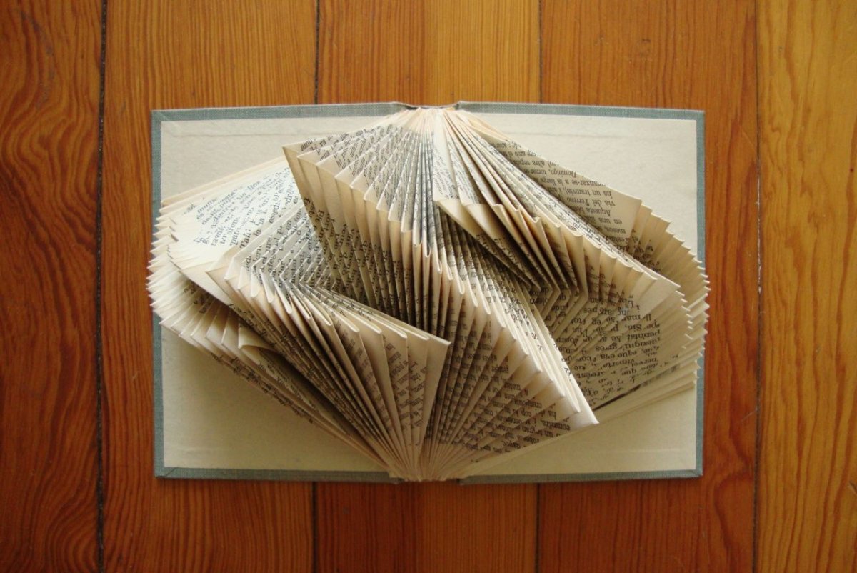 Декор из книжных страниц