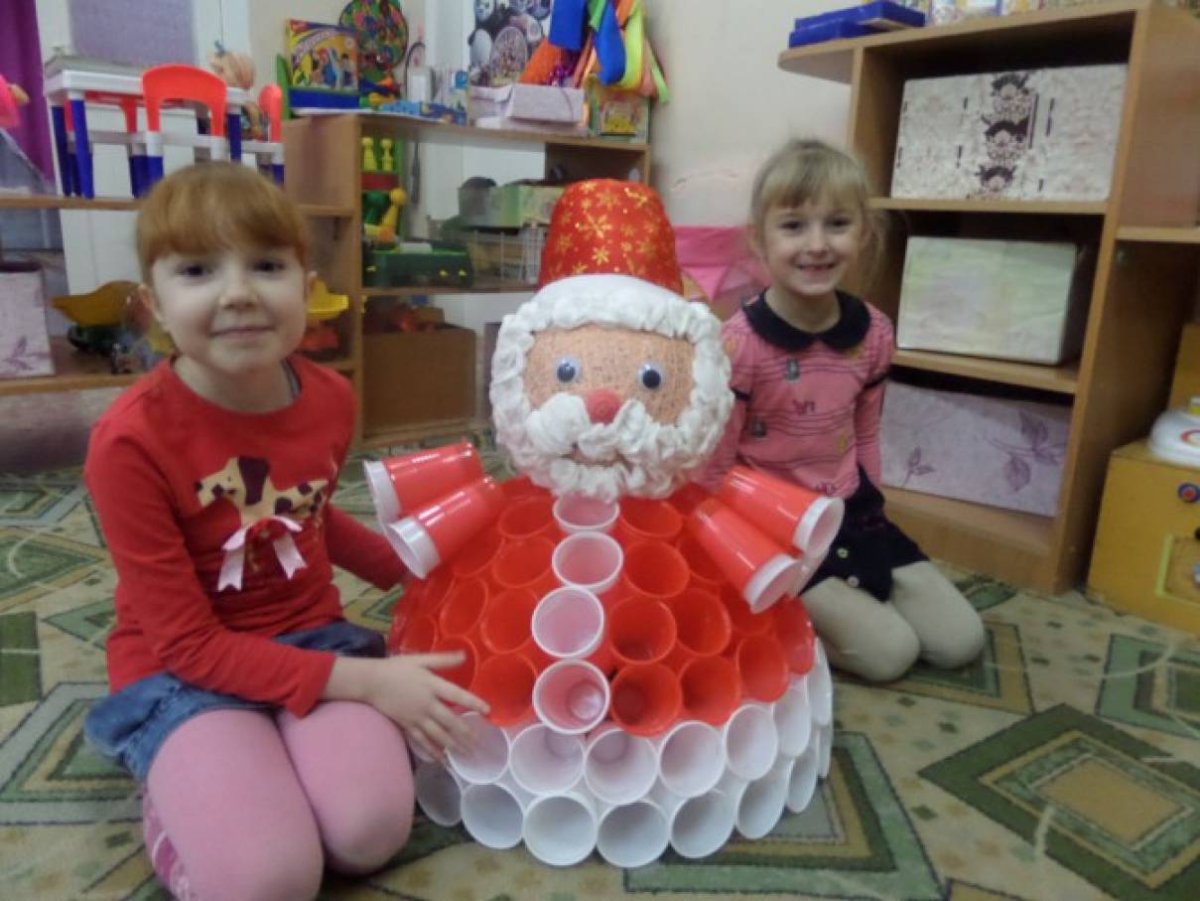 Новогодние поделки из пластиковых стаканчиков