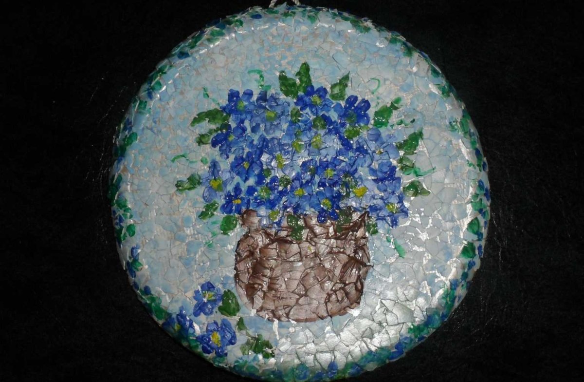 Мозаика из яичной скорлупы и салфетки