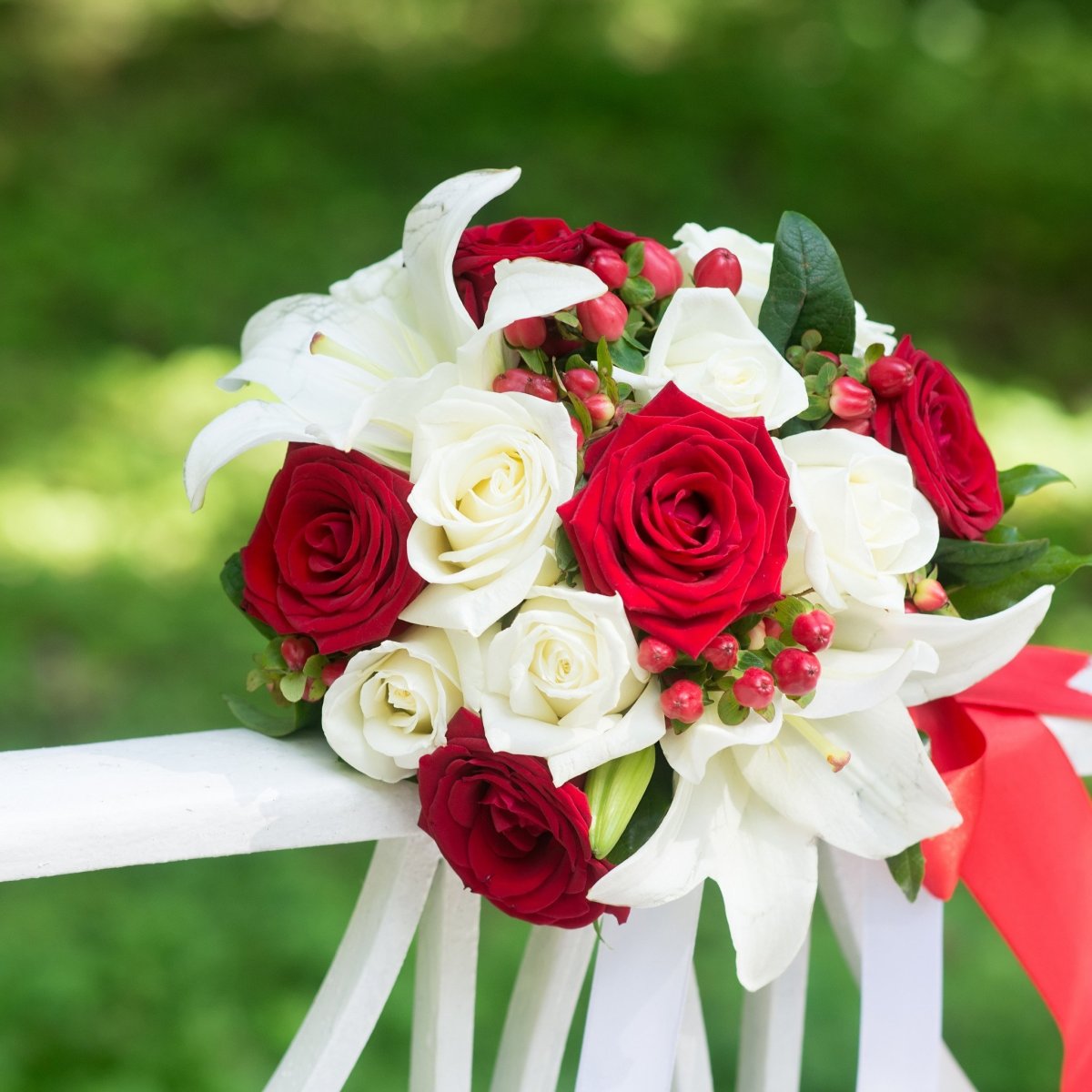 Букет из красных роз на свадьбу