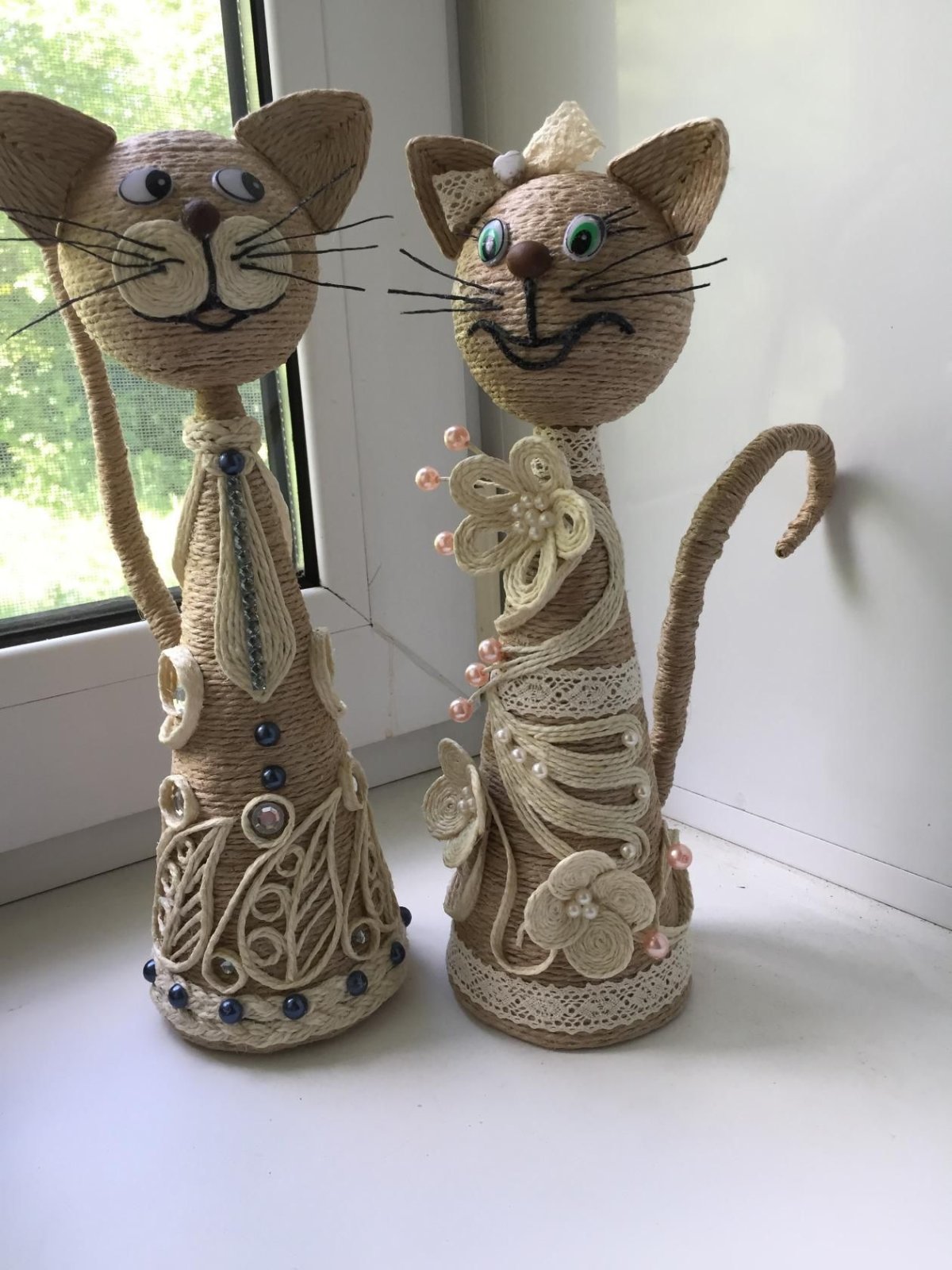 Кот из джута на бутылке