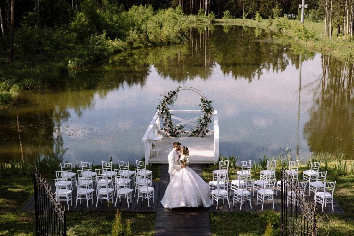 Дом у озера свадебная площадка