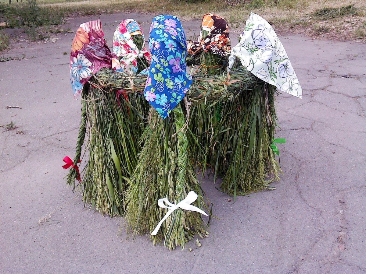 Куколка из травы