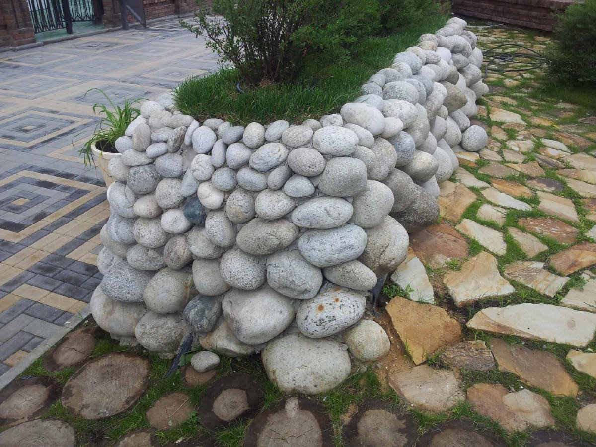 Клумбы из декоративного камня