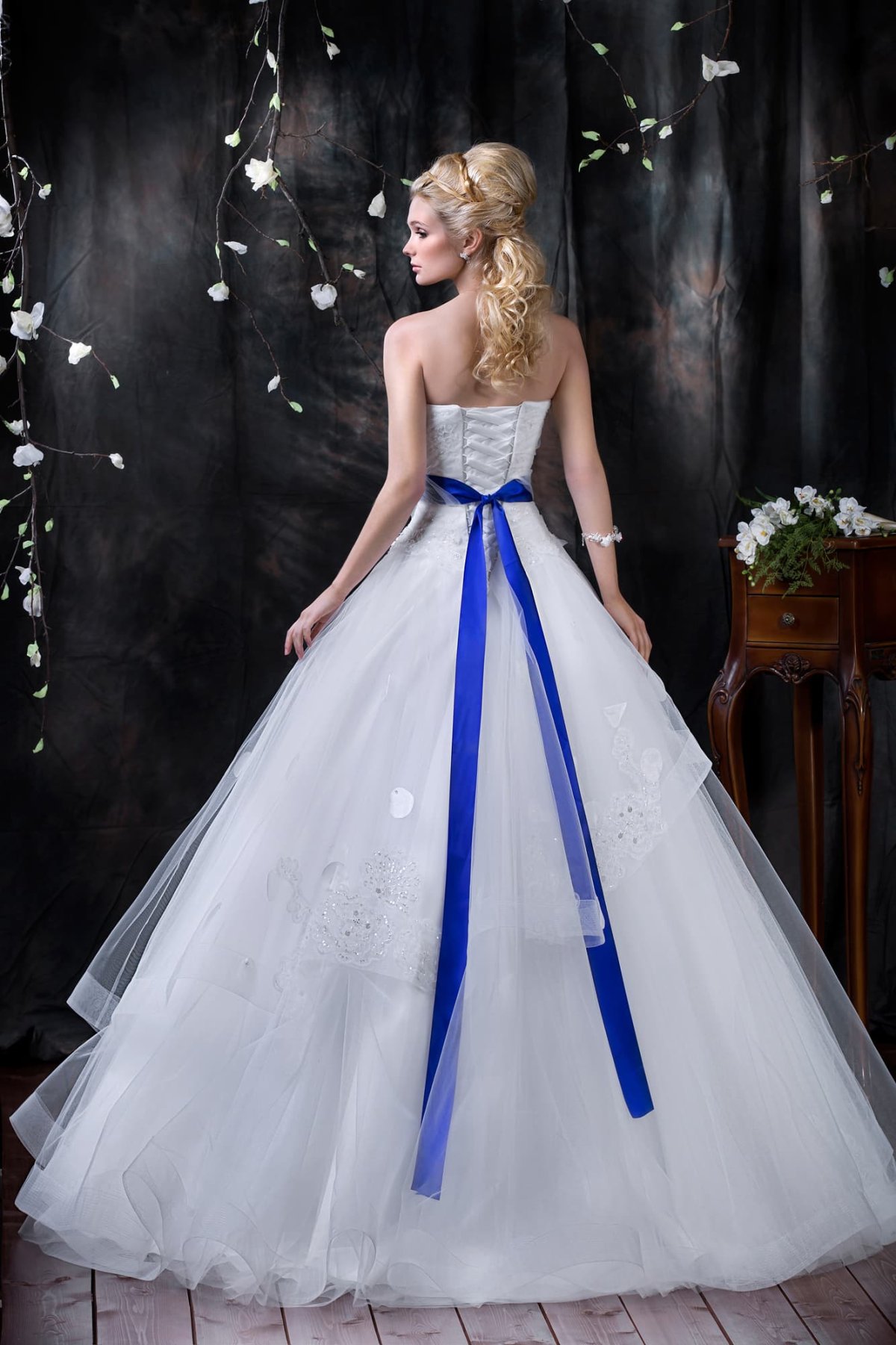Платье свадебное с голубой лентой