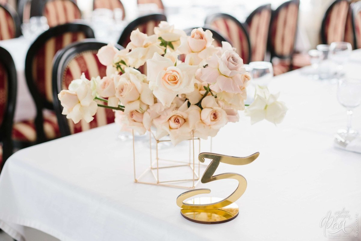 Цветы на свадебные столы гостей