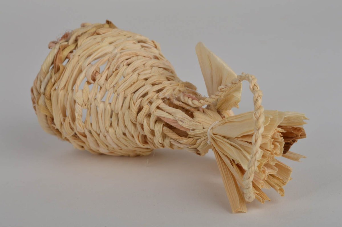 Корзина из кукурузных листьев