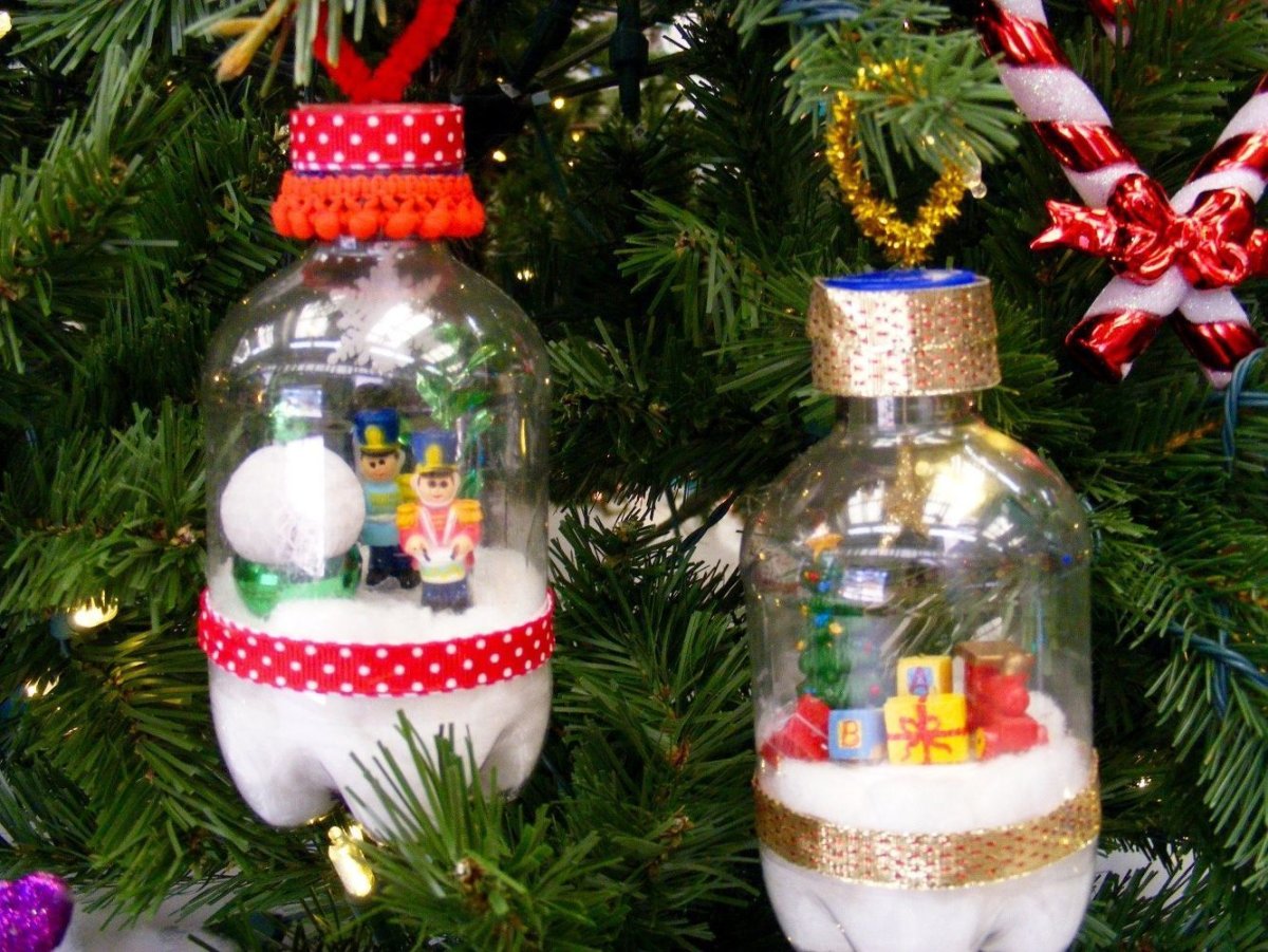 Елочная игрушка из бутылки