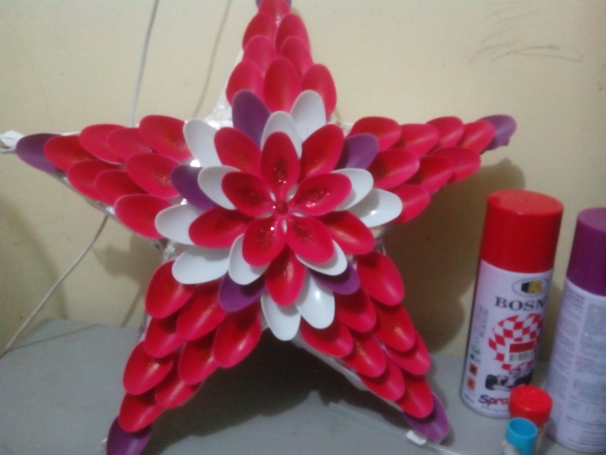 Новогодняя игрушка из пластиковых ложек