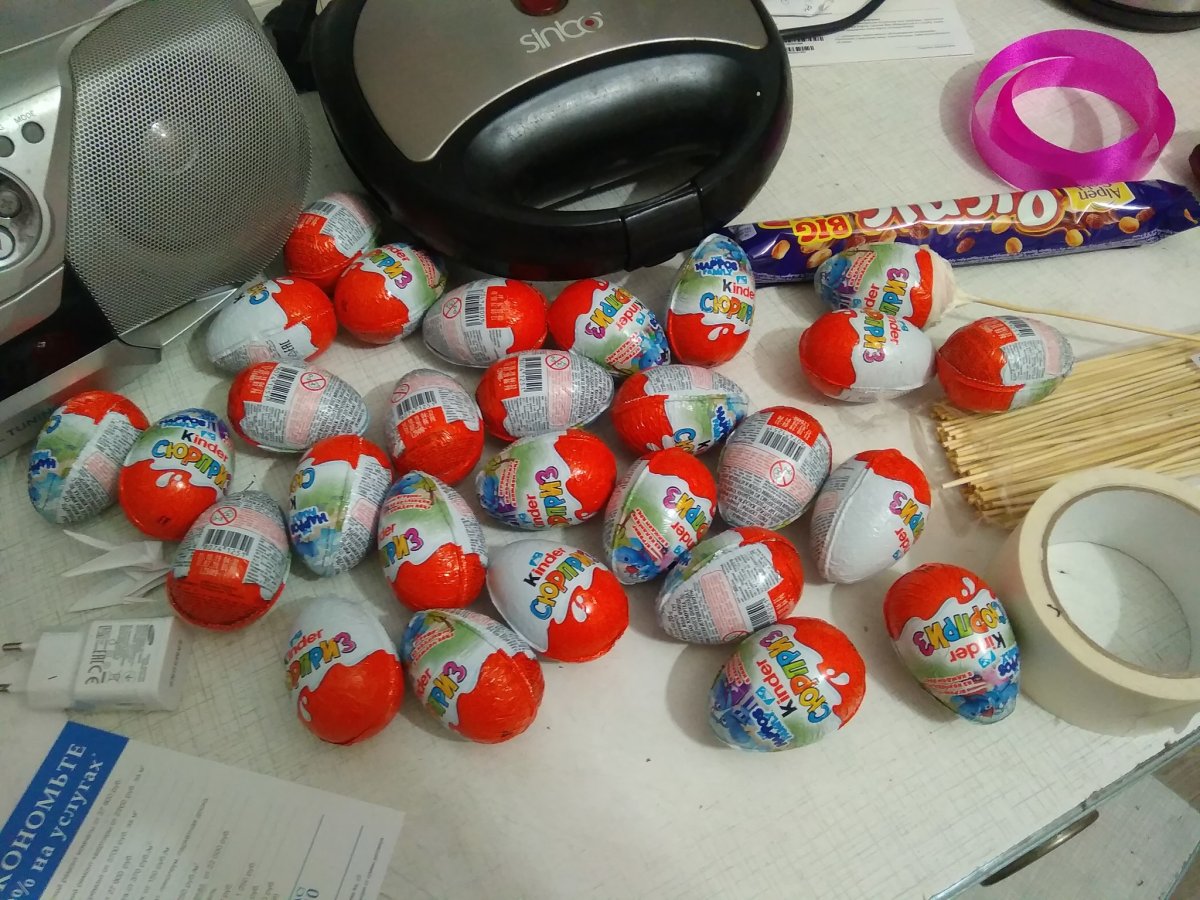 Елочная игрушка из киндеров