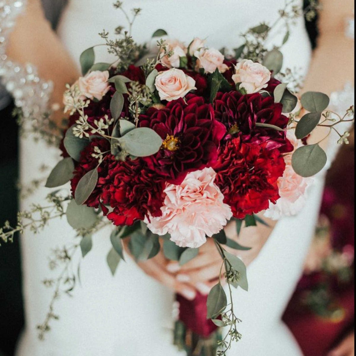 Букет невесты в бордовом цвете