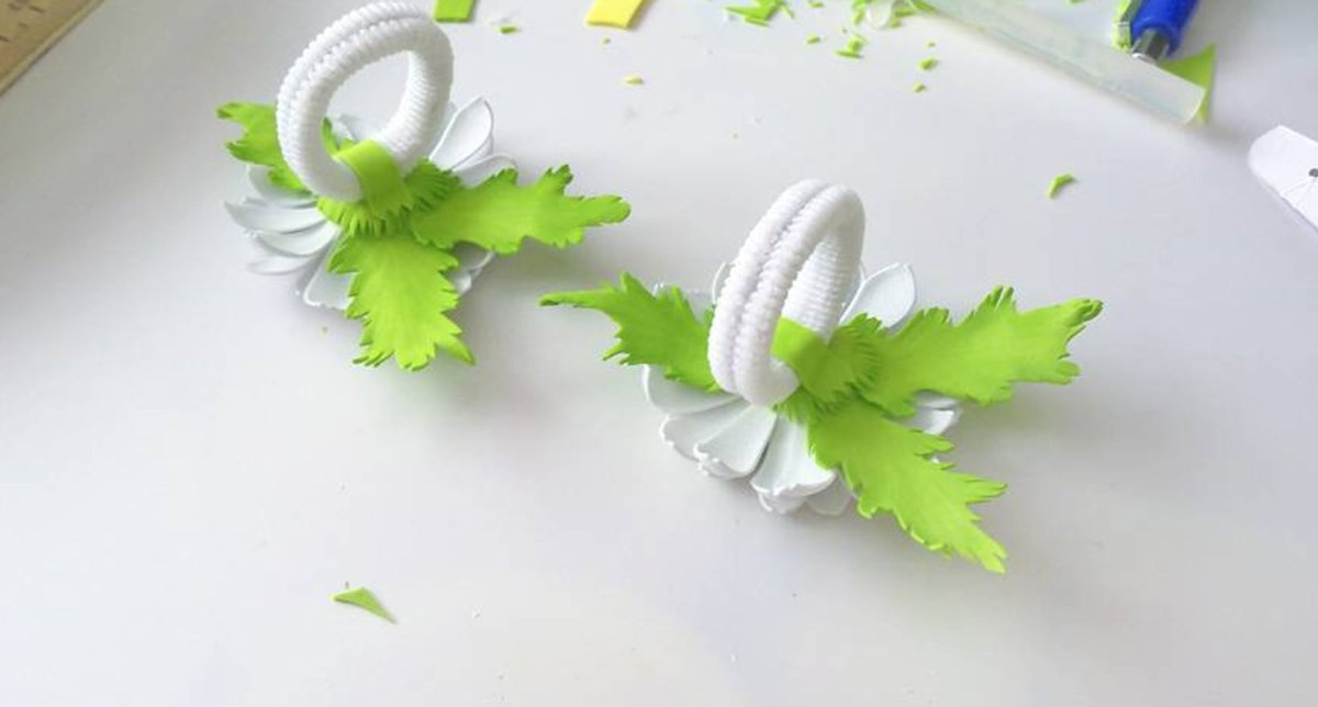 Листик из фоамирана для заколочки