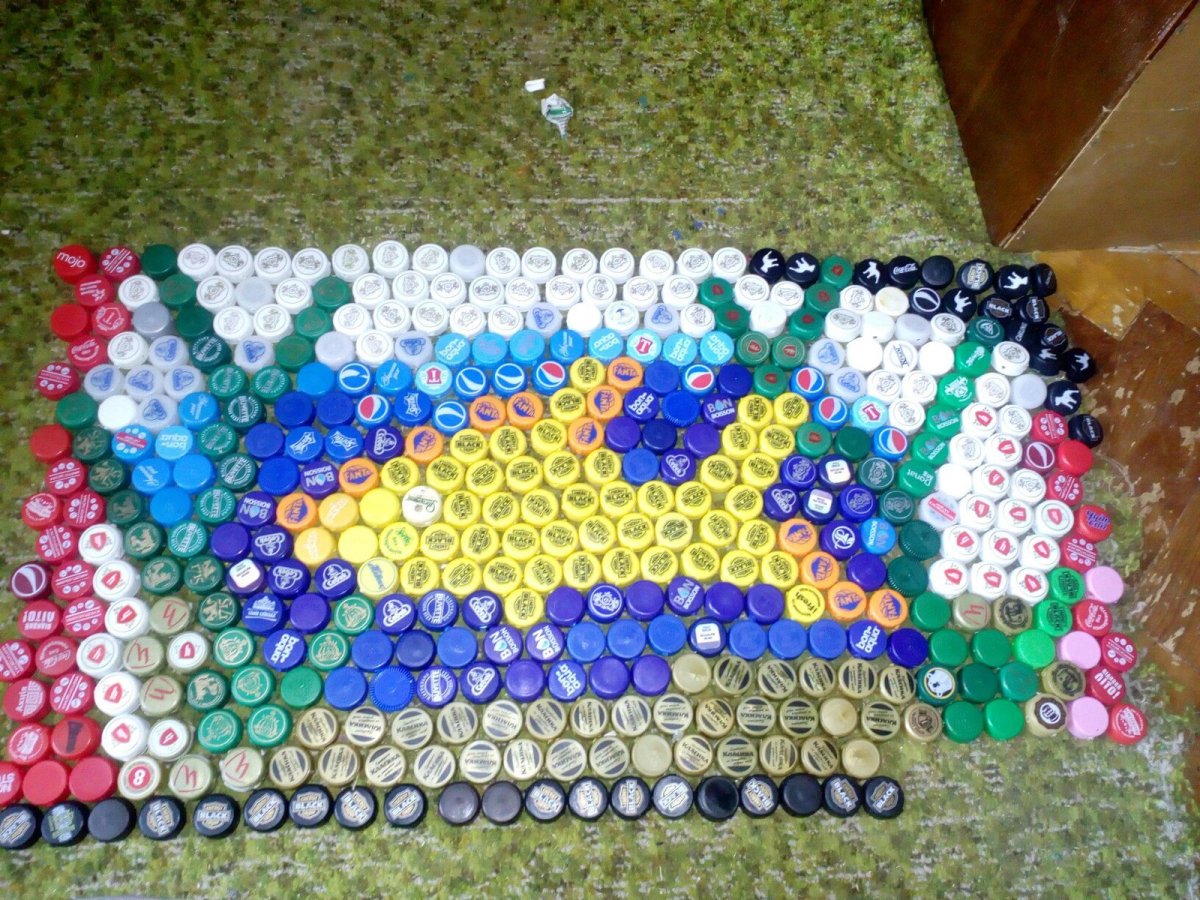 Коврик из пластмассовых крышек