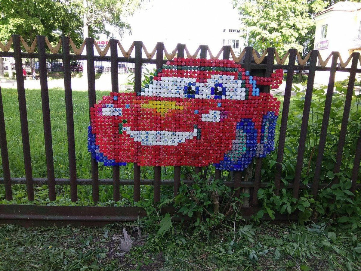 Забор из пробок от пластиковых бутылок