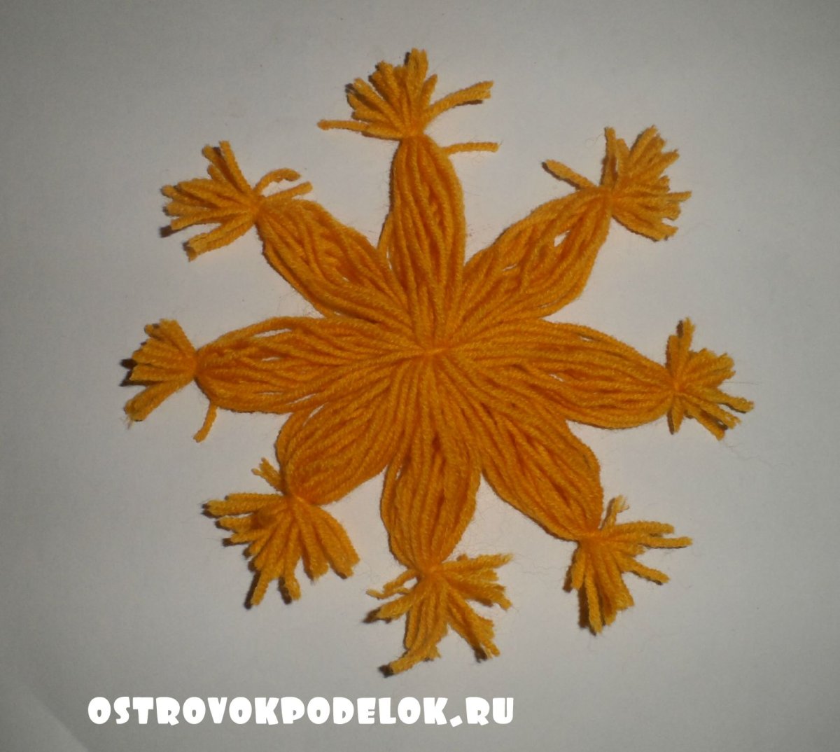 Солнышко из ниток и картона