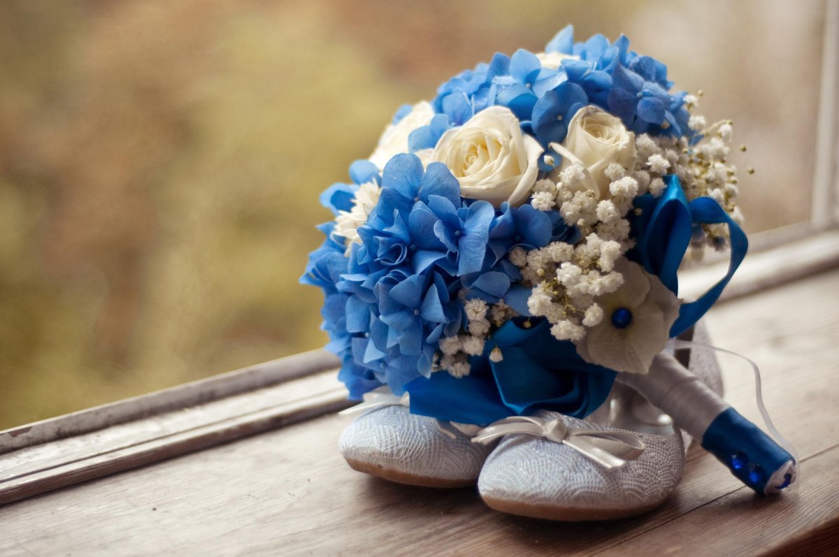Свадебный букет с синими элементами