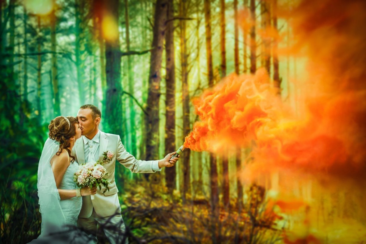 Фотосессия с дымовыми шашками в лесу
