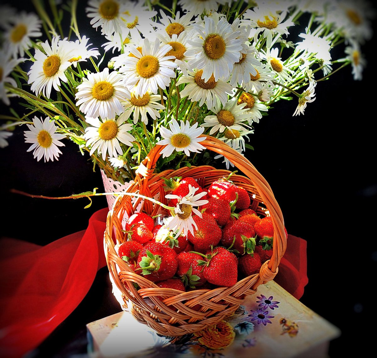 Клубника и ромашки