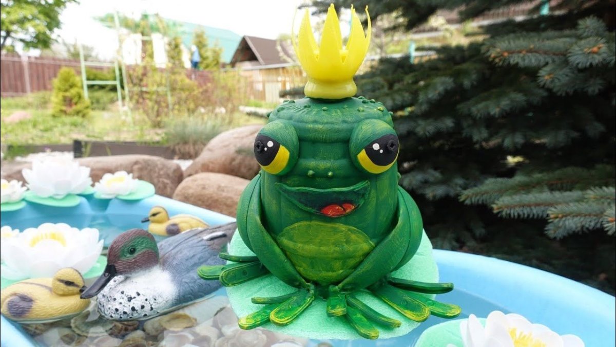 Лягушка из бутылки с кувшинками