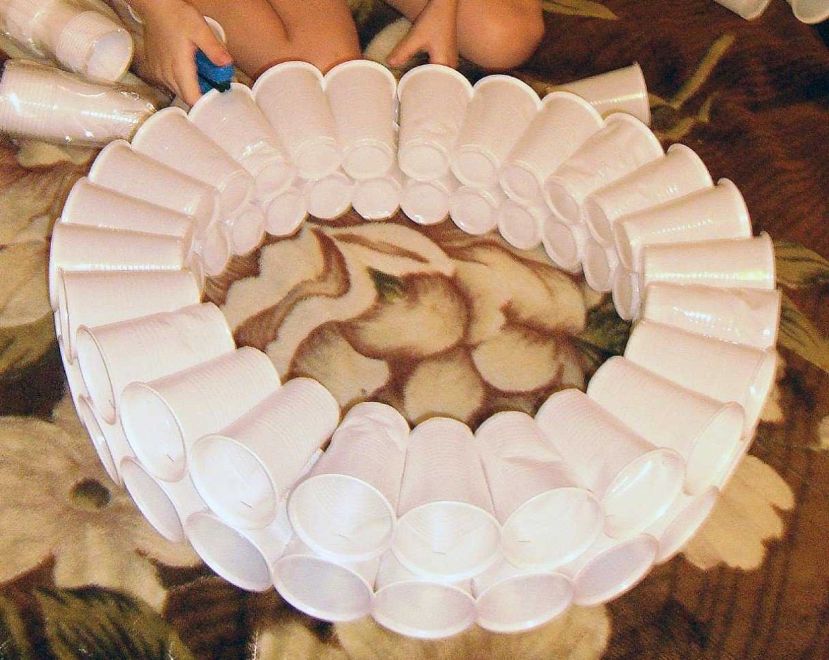 Изделия из пластиковых стаканчиков