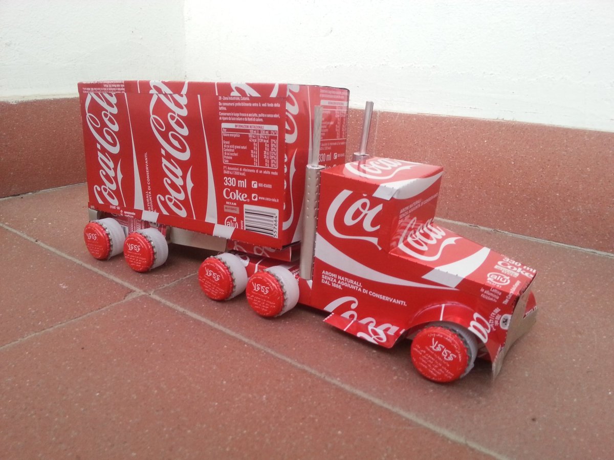 Грузовик из банок