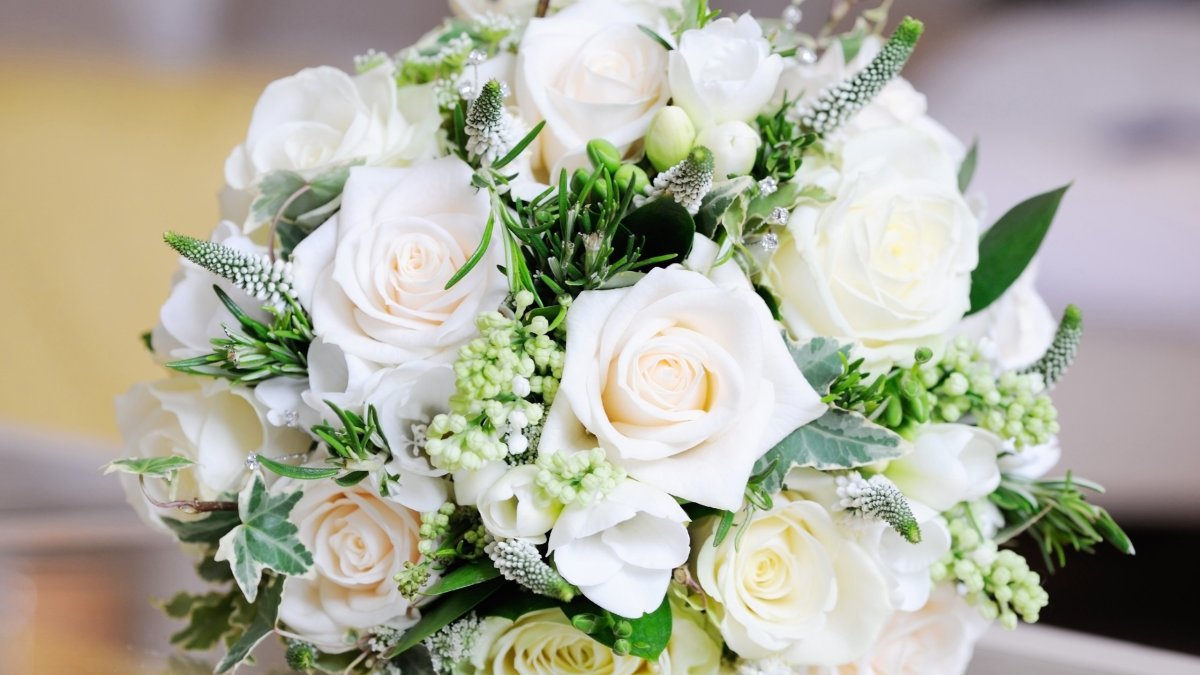 Букет из белых цветов на свадьбу